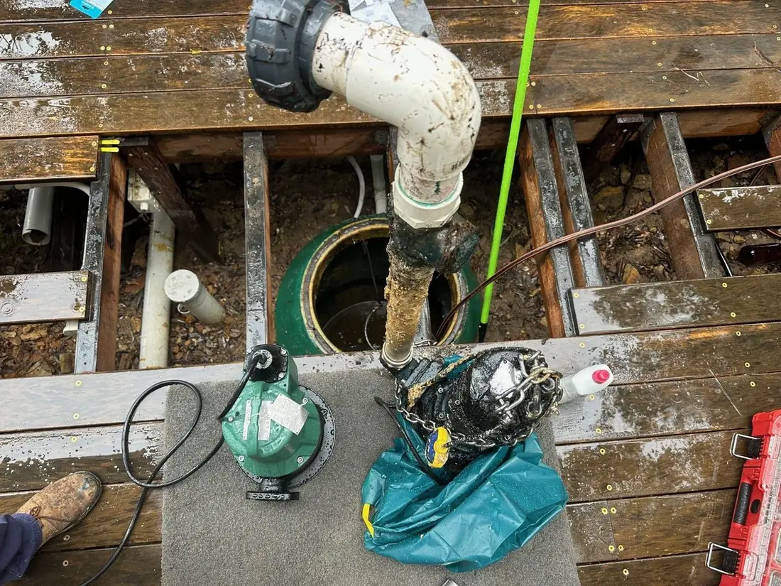 A new DAB sewer pump being installed at North West Arm, Sydney, with the old worn-out pump beside the pit